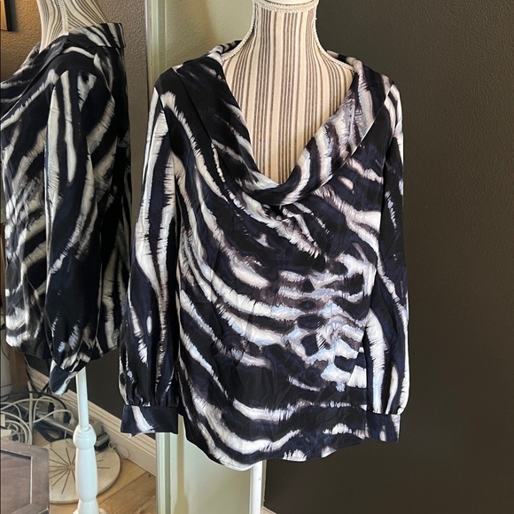 π 1 hour sale. St. John, size 12, Navy & White Patterned Blouse, Gently preloved - Picture 1 of 10